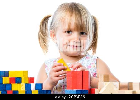 Nahaufnahme Porträt des Säuglings spielen Bauspiel mit Holzblöcken am Tisch.isoliert auf weißem Hintergrund. Stockfoto