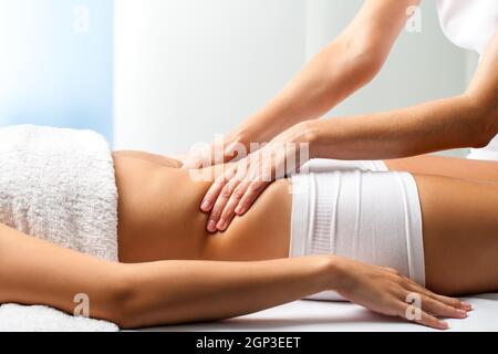 Nahaufnahme der Osteopath manipulative Bauch Massage auf weibliche Patienten zu tun. Stockfoto