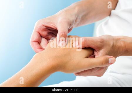 Makro Nahaufnahme von Therapeuten, die Massage auf der weiblichen Seite zu tun. Osteopath Druck auf Seite. Stockfoto