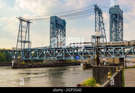 Newark, NJ - 11. September 2013: Der NJ Transit-Zug überquert die Newark Zugbrücke über den Passaic River in New Jersey Stockfoto