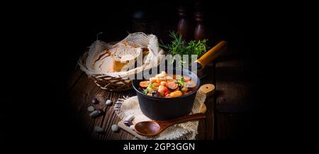 Köstlicher Bohneneintopf mit Wurst und Kartoffeln Stockfoto