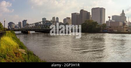 Newark, NJ - 11. September 2013: Skyline von Newark, NJ über dem Passaic River von Harrison Riverbank bei Sonnenuntergang Stockfoto