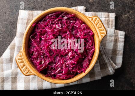Rotes Sauerkraut. Sauer eingelegter Kohl in der Schüssel. Draufsicht. Stockfoto