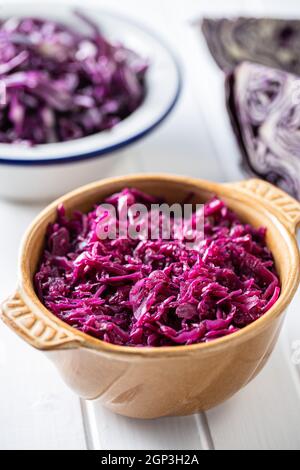 Rotes Sauerkraut. Sauer eingelegter Kohl in der Schüssel. Stockfoto