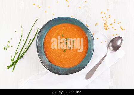 Vegane rote Linsensuppe mit Schnittlauch von oben. Gesunder Lebensstil, veganes Lebensmittelkonzept. Stockfoto