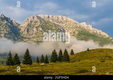 Dolomiten an der italienischen und slowenischen Grenze um den Berg Monte Ursic Mit 2541 m in den Julischen Alpen Stockfoto