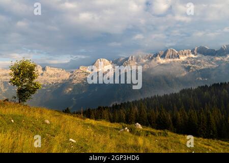 Dolomiten an der italienischen und slowenischen Grenze um den Berg Monte Ursic Mit 2541 m in den Julischen Alpen Stockfoto