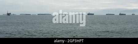 Containerschiffe stehen wegen einer Coronavirus-Pandemie in der Schlange und warten auf den Zugang zum Hafen von Los Angeles, der von Seal Beach, Kalifornien, USA, aus genommen wird Stockfoto