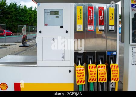 Windsor, Großbritannien. September 2021. Der Shell-Tankstelle in Dedworth, Windsor, war heute sowohl Benzin als auch Diesel ausgehen. Nur ihr Waitrose-Shop war für Kunden geöffnet. Aufgrund des Mangels an Kraftfahrern, die nach dem Brexit und der Covid-19-Pandemie Kraftstoff ausliefern, hat sich die Panik beim Kauf von Benzin und Diesel in den letzten Tagen fortgesetzt. Quelle: Maureen McLean/Alamy Live News Stockfoto