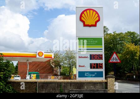 Windsor, Großbritannien. September 2021. Der Shell-Tankstelle in Dedworth, Windsor, war heute sowohl Benzin als auch Diesel ausgehen. Nur ihr Waitrose-Shop war für Kunden geöffnet. Aufgrund des Mangels an Kraftfahrern, die nach dem Brexit und der Covid-19-Pandemie Kraftstoff ausliefern, hat sich die Panik beim Kauf von Benzin und Diesel in den letzten Tagen fortgesetzt. Quelle: Maureen McLean/Alamy Live News Stockfoto