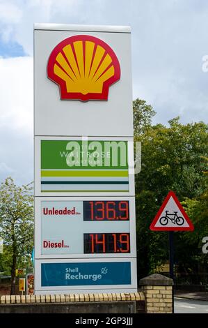 Windsor, Großbritannien. September 2021. Der Shell-Tankstelle in Dedworth, Windsor, war heute sowohl Benzin als auch Diesel ausgehen. Nur ihr Waitrose-Shop war für Kunden geöffnet. Aufgrund des Mangels an Kraftfahrern, die nach dem Brexit und der Covid-19-Pandemie Kraftstoff ausliefern, hat sich die Panik beim Kauf von Benzin und Diesel in den letzten Tagen fortgesetzt. Quelle: Maureen McLean/Alamy Live News Stockfoto