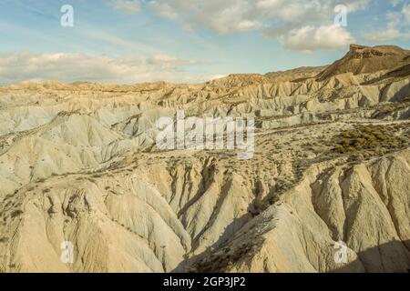 Drohne Luftaufnahme der Wüstenlandschaft von Tabernas in Andalusien Almeria Spanien nur Wüste in Europa Stockfoto