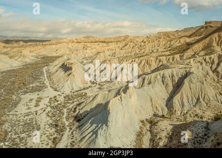 Drohne Luftaufnahme der Wüstenlandschaft von Tabernas in Andalusien Almeria Spanien nur Wüste in Europa Stockfoto