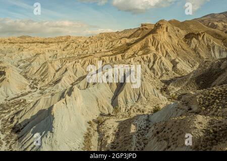 Drohne Luftaufnahme der Wüstenlandschaft von Tabernas in Andalusien Almeria Spanien nur Wüste in Europa Stockfoto