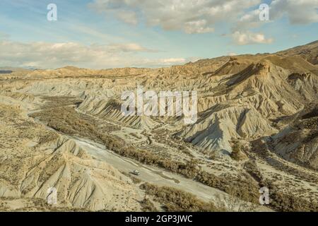 Drohne Luftaufnahme der Wüstenlandschaft von Tabernas in Andalusien Almeria Spanien nur Wüste in Europa Stockfoto
