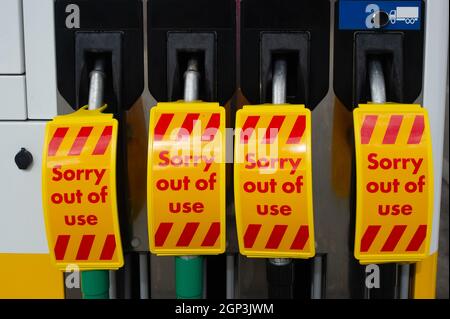 Windsor, Großbritannien. September 2021. Der Shell-Tankstelle in Dedworth, Windsor, war heute sowohl Benzin als auch Diesel ausgehen. Nur ihr Waitrose-Shop war für Kunden geöffnet. Aufgrund des Mangels an Kraftfahrern, die nach dem Brexit und der Covid-19-Pandemie Kraftstoff ausliefern, hat sich die Panik beim Kauf von Benzin und Diesel in den letzten Tagen fortgesetzt. Quelle: Maureen McLean/Alamy Live News Stockfoto