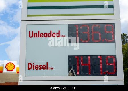 Windsor, Großbritannien. September 2021. Der Shell-Tankstelle in Dedworth, Windsor, war heute sowohl Benzin als auch Diesel ausgehen. Nur ihr Waitrose-Shop war für Kunden geöffnet. Aufgrund des Mangels an Kraftfahrern, die nach dem Brexit und der Pandemie von Covid-19 Kraftstoff liefern, hat sich der panische Kauf von Benzin und Diesel in den letzten Tagen fortgesetzt. Quelle: Maureen McLean/Alamy Live News Stockfoto