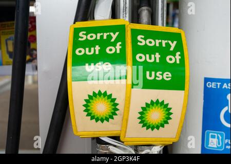 Windsor, Großbritannien. September 2021. An der BP-Tankstelle in Windsor waren Benzin und Diesel heute ausgelaufen, obwohl der Kraftstoff pro Kunde auf £35 rationiert wurde. Aufgrund des Mangels an Kraftfahrern, die nach dem Brexit und der Covid-19-Pandemie Kraftstoff ausliefern, hat sich die Panik beim Kauf von Benzin und Diesel in den letzten Tagen fortgesetzt. Quelle: Maureen McLean/Alamy Live News Stockfoto