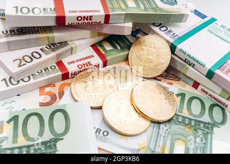 Crypto Währung Konzept - ein bitcoin mit Euro-Rechnungen. Bitcoin und Euro-banknoten. Cryptocurrency liegt auf dem Geld Stockfoto