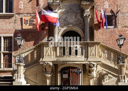 Danzig, Polen - 6. September 2020: Altes Rathaus in Danzig. Vordertür und Portal mit dem Wappen von Gdańsk Stockfoto