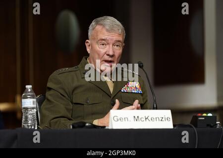 Washington, Usa. September 2021. General Kenneth McKenzie, Kommandeur des Central Command der Vereinigten Staaten, spricht während einer Anhörung des Armed Services Committee des Senats über den Abschluss von Militäroperationen in Afghanistan und die Pläne für zukünftige Terrorismusbekämpfungsoperationen am Dienstag, den 28. September 2021, auf dem Capitol Hill in Washington, DC. Pool Foto von Patrick Semansky/UPI Kredit: UPI/Alamy Live News Stockfoto