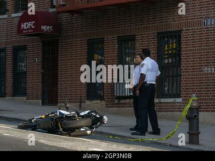 Bronx, Usa. September 2021. Die Polizei untersucht den Unfallort zwischen einem Motorrad und einem Auto. Der Unfall ereignete sich an der Ecke 174th Street und Longfellow Ave in der Bronx. Eine Person mit Verletzungen wurde mit dem Krankenwagen ins Krankenhaus gebracht. (Foto: Steve Sanchez/Pacific Press) Quelle: Pacific Press Media Production Corp./Alamy Live News Stockfoto