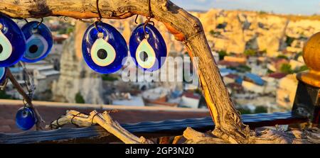 Die böse Augenperle, die vom Baum hängt. Der türkische Name ist „Nazar Boncuğu“. Stockfoto