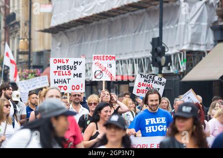 Demonstranten gegen die Lockdown-Beschränkungen von Covid-19 und Impfpass versammeln sich und marschieren während einer weltweiten Kundgebung für die Freiheit in London am 24. Juli 2021 Stockfoto