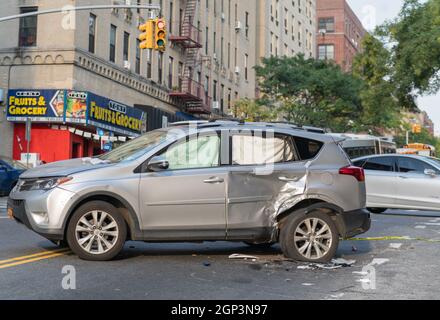 Bronx, Usa. September 2021. Die Polizei untersucht den Unfallort zwischen einem Motorrad und einem Auto. Der Unfall ereignete sich an der Ecke 174th Street und Longfellow Ave in der Bronx. Eine Person mit Verletzungen wurde mit dem Krankenwagen ins Krankenhaus gebracht. (Foto: Steve Sanchez/Pacific Press) Quelle: Pacific Press Media Production Corp./Alamy Live News Stockfoto