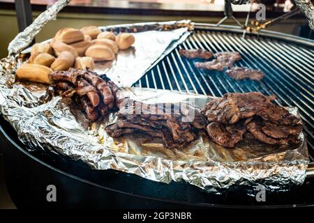 Traditionelle BBQ Grill auf Weihnachtsmarkt in Deutschland in Europa Stockfoto