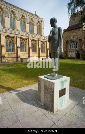Elizabeth Frinks Statue eines jungen Königs Edmund in den Abbey Gardens von Bury St. Edmunds Stockfoto
