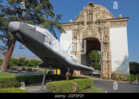 Burbank, CA / USA - 26. September 2021: Das Portal des Falteten Flügel-Schreins zur Luftfahrt wird auf dem Pierce Brother Valhalla Memorial Park Friedhof gezeigt. Dies Stockfoto