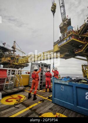 Die Schiffsbesatzung macht sich bereit, die Ölplattform persönlich auf die Ölplattform zu übertragen, wenn das Wetter in gutem Zustand ist Stockfoto