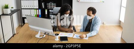 African American In Business Office Mit Gesichtsmaske Stockfoto