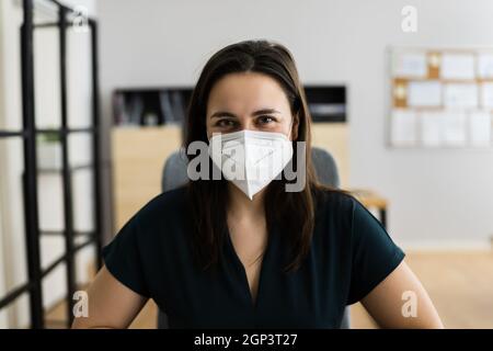 Frau an der Rezeption in FFP2 Gesichtsmaske Stockfoto