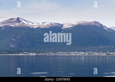 Die südlichste Stadt der Welt. Puerto Williams Stadtbild von Beagle Kanal. Chile Sehenswürdigkeiten Stockfoto