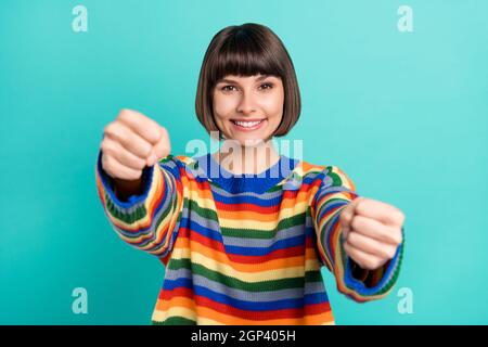 Foto Porträt lächelnd bob haarige Frau Stellen Sie sich vor, Auto isoliert hell blaugrün Hintergrund Stockfoto