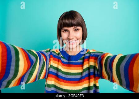 Foto Porträt lächelnd bob haarige Frau in legerer Kleidung unter Selfie isoliert hell blaugrün Hintergrund Stockfoto