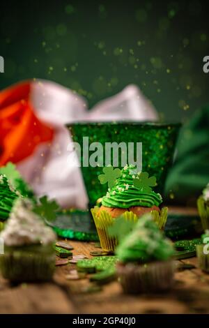 Happy St. Patricks Day Cupcakes mit Kobold Hut und Irish Alarmmeldung Stockfoto