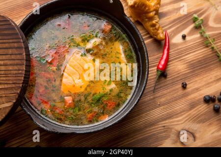 Heiße Fischbrühe, Fischsuppe. Suppe mit Gemüse und Lachs, Fisch. Konzept - ein Menü für ein Café. Stockfoto