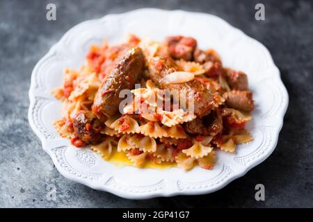 Nahaufnahme des Tellers der italienischen Wurst Farfalle Pasta in Tomatensauce Stockfoto