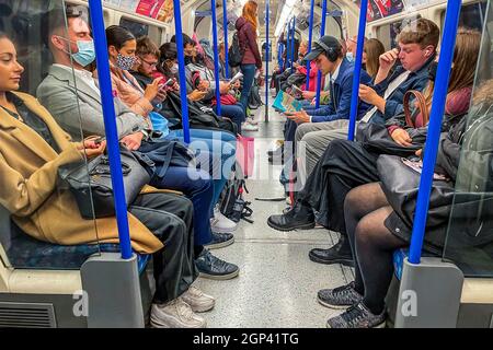 London, Großbritannien. September 2021. Die Maskenverwirrung setzt sich im Untergrund trotz der Schilder überall fort. Die Röhre ist voller und Masken sind immer noch obligatorisch, aber immer mehr Zahlen ignorieren die Anweisungen, die von gemischten Botschaften der Regierung angeführt werden. Kredit: Guy Bell/Alamy Live Nachrichten Stockfoto