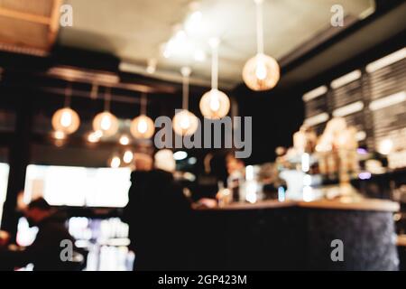 Verschwommenes Loft-Café mit Barista und Gästen. Hochwertige Fotos Stockfoto