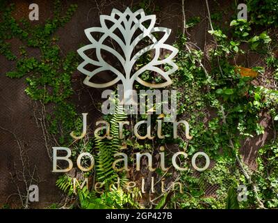 Medellin, Antioquia, Kolumbien - 12 2021. September: Zeichen des Botanischen Gartens der Stadt, umgeben von Bäumen und Pflanzen an einem sonnigen Tag Stockfoto