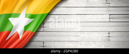 Birma Myanmar Flagge auf alter weißer Wand. Horizontales Panorama-Banner. Stockfoto