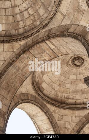 Detail der Steinbögen am Eingang der Basilika Sacre Coeur in Paris Stockfoto