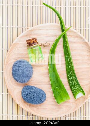 Aloe Vera auf Steinen Spa Behandlung Szene natürliche Thermen Zutaten für die Hautpflege im Zen wie Konzepte. Stockfoto