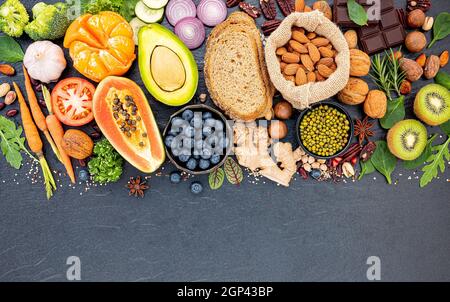 Zutaten für die gesunde Nahrungsmittel Auswahl. Das Konzept der gesunden Ernährung auf dunklem Stein Hintergrund gesetzt. Stockfoto