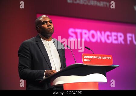 Brighton, England. September 2021. Der Abgeordnete David Lammy, Schattenminister des Justizministeriums, hält seine Rede während der Debatte über Justiz und Inneres am Nachmittag des vierten Tages der Jahreskonferenz der Labour Party im Brighton Centre. Kevin Hayes/Alamy Live News Stockfoto