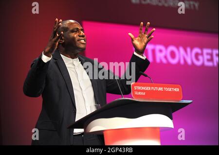 Brighton, England. September 2021. Der Abgeordnete David Lammy, Schattenminister des Justizministeriums, hält seine Rede während der Debatte über Justiz und Inneres am Nachmittag des vierten Tages der Jahreskonferenz der Labour Party im Brighton Centre. Kevin Hayes/Alamy Live News Stockfoto